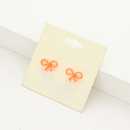 Bow stud earrings with pearls