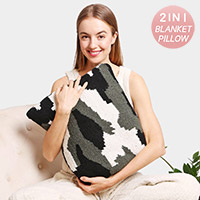 2 IN 1 Camouflage Patterned Blanket / Pillow